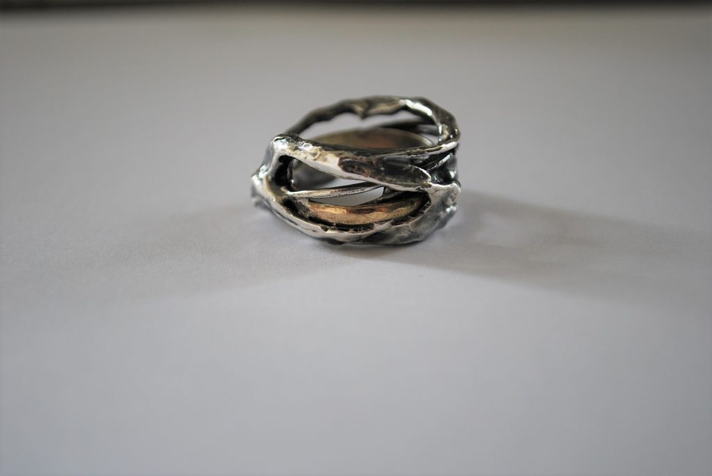 Oxyderet sølvring med 14 kt