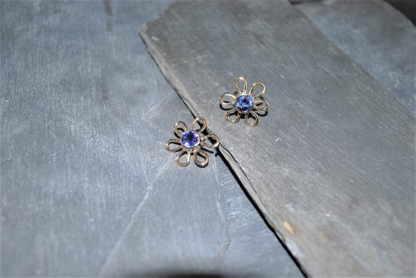 14 kt ørestikker med tanzanite