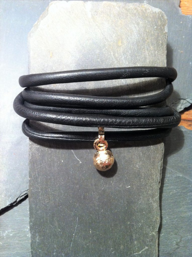 Lammeskind-armbånd m/14 kt charm