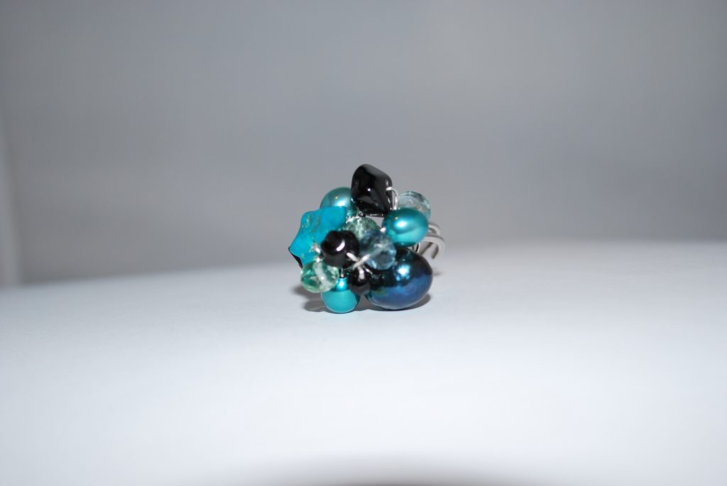 Ring med potpourri af sten og perler