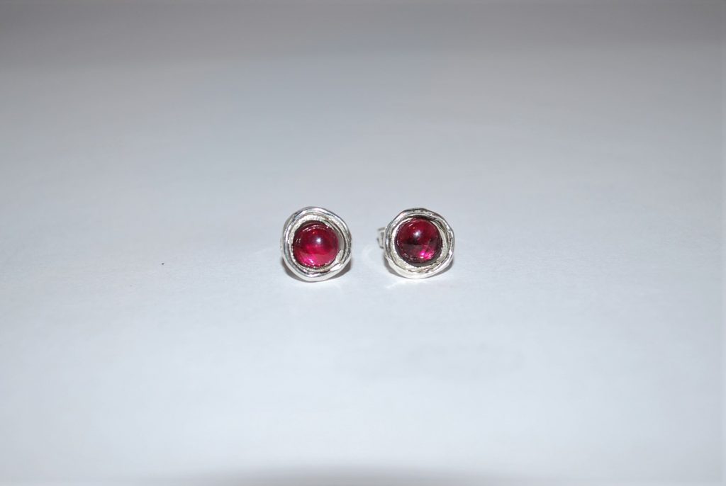 Sølv ørestikker med cabochon granat