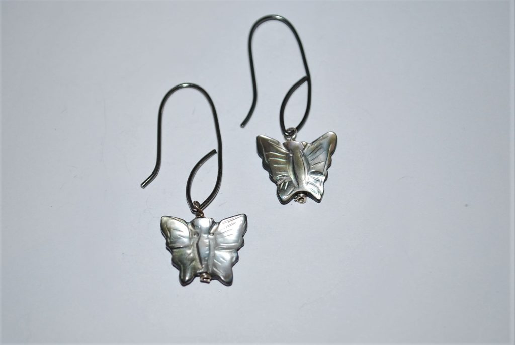 Øresmykker, Perlemor sommerfugl isat oxyderet sølvbøjle.