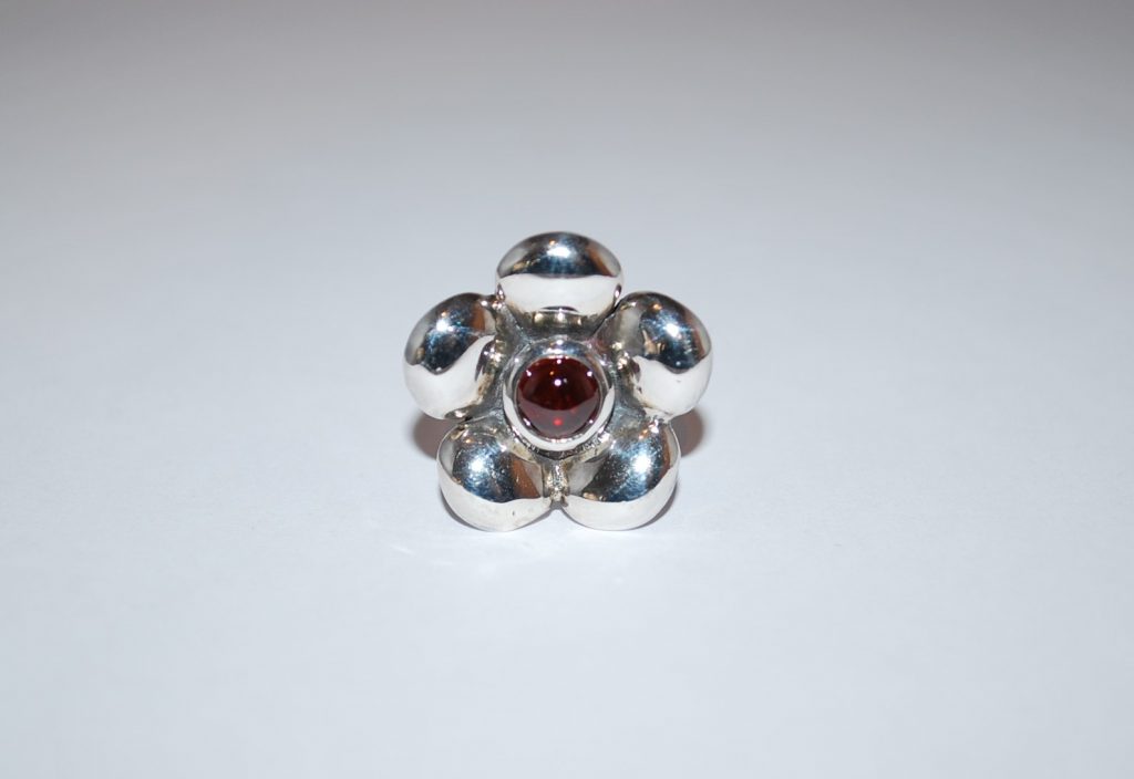 Ring, blomst med granat. let oxyderet.