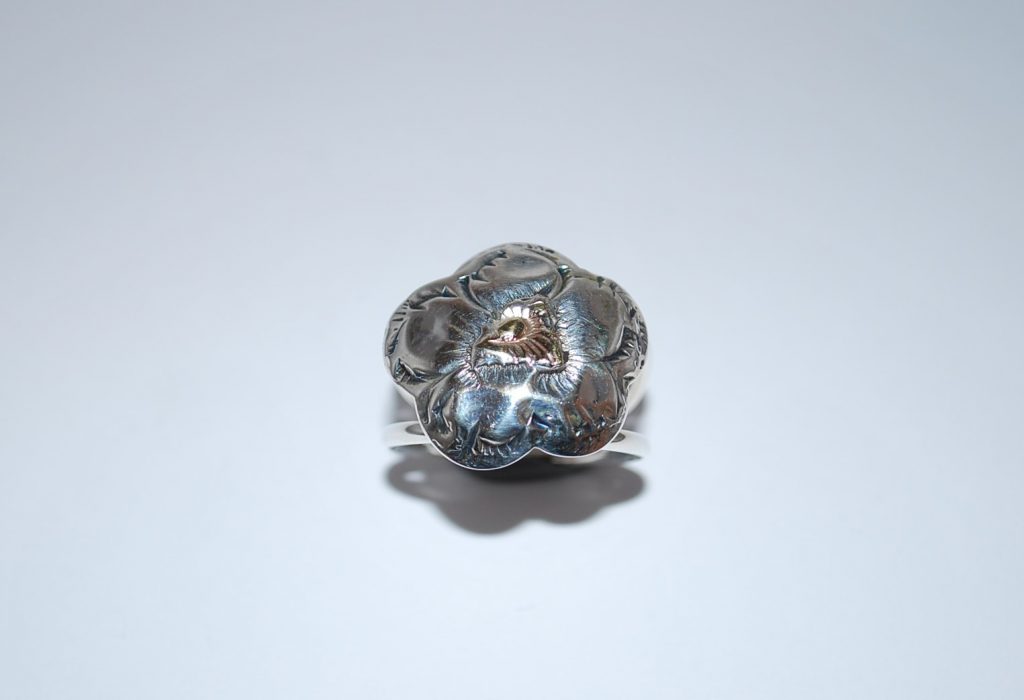 Ring - blomst med guld.