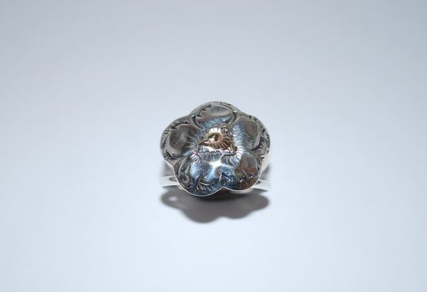 Ring - blomst med guld.