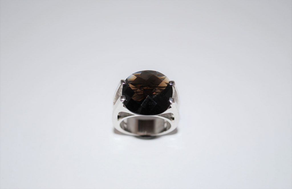 Ring gedigen rhodineret med facetteret røgquartz.