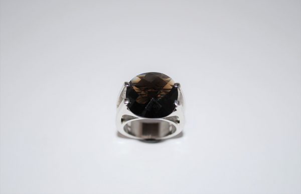 Ring gedigen rhodineret med facetteret røgquartz.