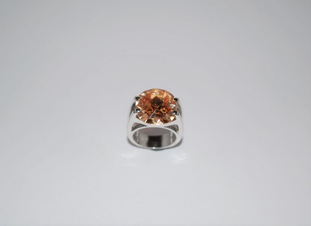 Ring gedigen rhodineret med facetteret karamelfarvet Cubisk zirconia.