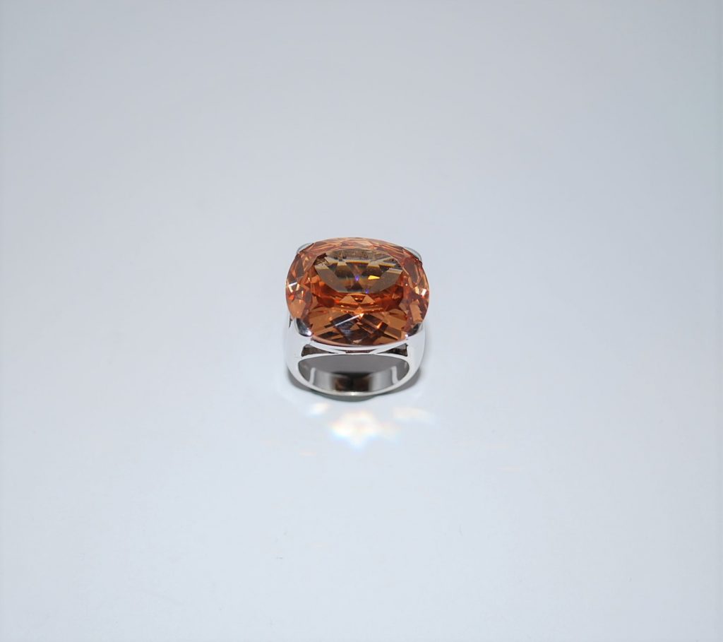 Ring gedigen rhodineret med facetteret karamelfarvet Cubisk zirconia.