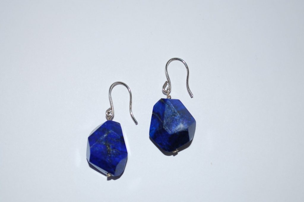 Ørebøjle med rustik poleret lapis lazuli.