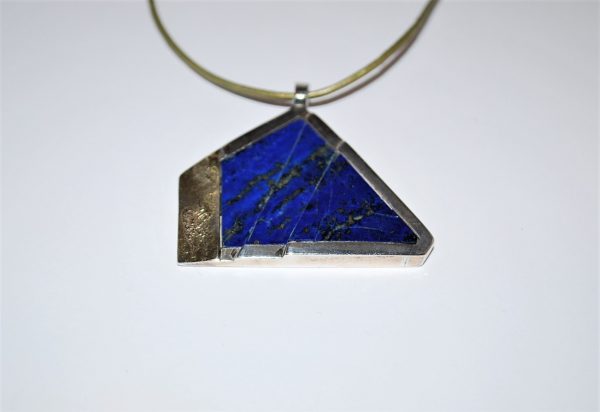 Vedhæng med 18 kt og special slebet Lapis Lazuli