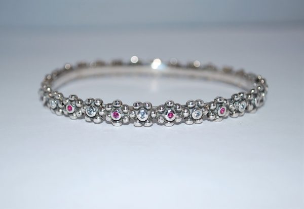 Fast armring,let oxyderet, blomster med skiftevis hvide og pink cubisk zirkon.