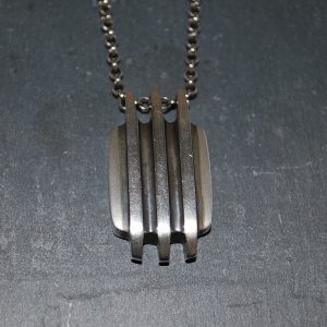 Georg Jensen vedhæng isat let oxyderet ærtekæde.