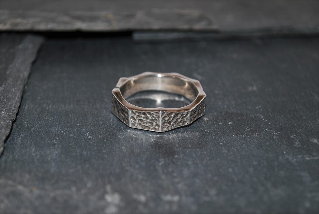 Rustik let oxyderet herrering.