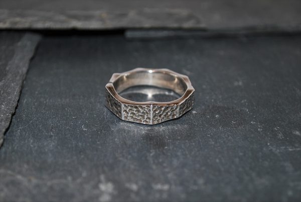 Rustik let oxyderet herrering.